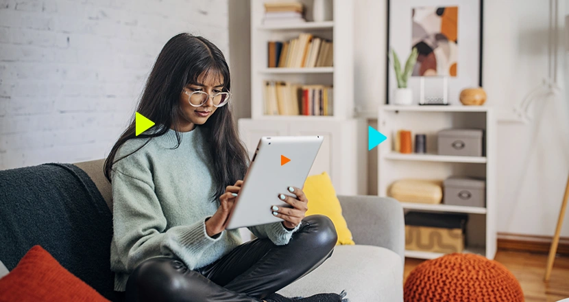 Empreendedora pesquisando no tablet como montar um e-commerce sem estoque