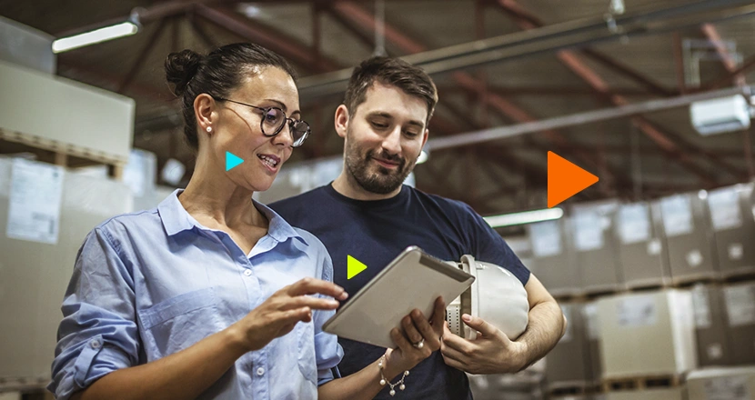 Empreendedores verificando como funciona o erp de gestão industrial