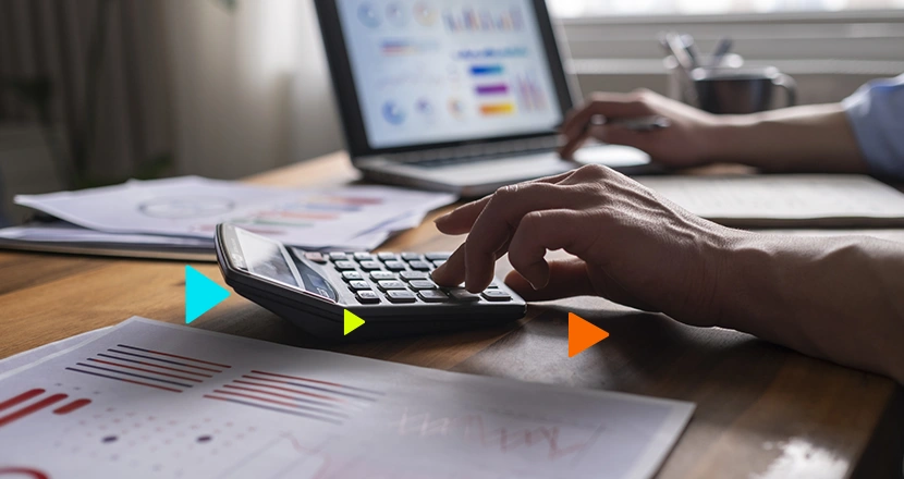 empreendedor usando a calculadora para saber o lucro presumido na reforma tributária