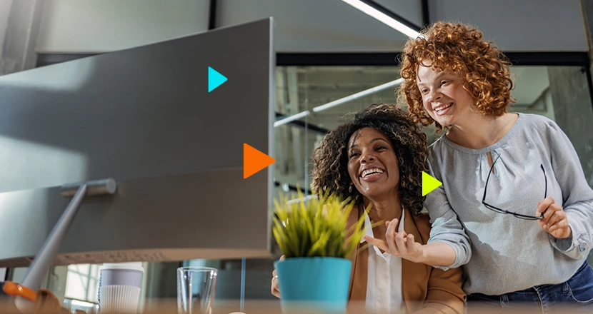 Empreendedoras pesquisando no computador as melhores estratégias de tráfego pago para e-commerce