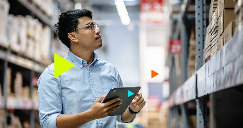 Funcionário verificando o controle de estoque da distribuidora com erp