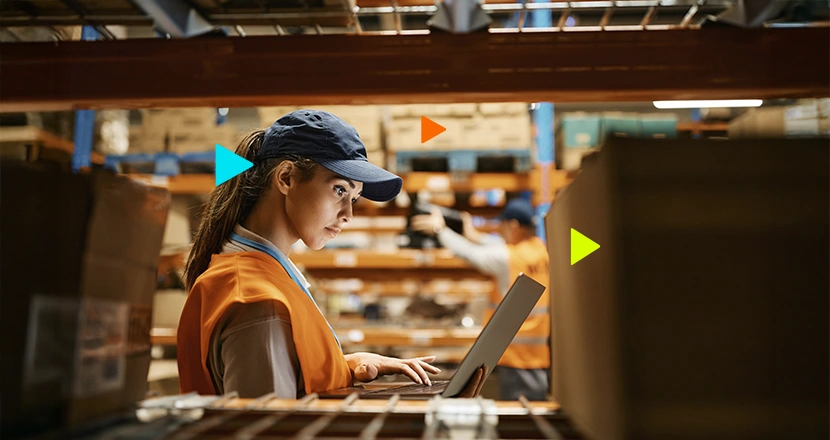 Trabalhadora verificando o funcionamento do erp para distribuidoras