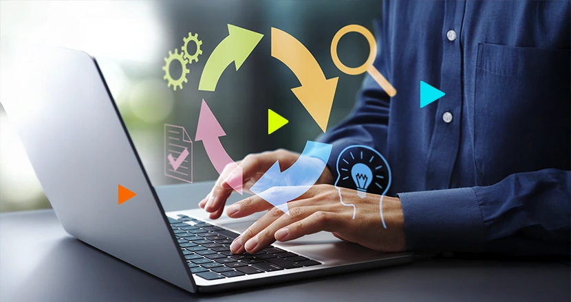 empreendedor utilizando o computador para ver como o erp apoia a tomada de decisão