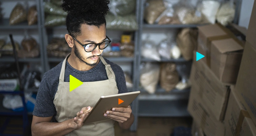 empreendedor verificando como erp facilita o controle de estoque no comercio