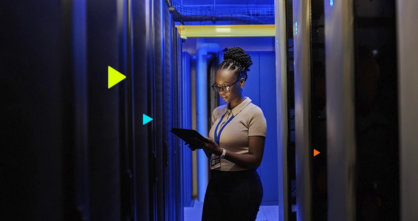 empreendedora verificando a evolução do erp cloud-native