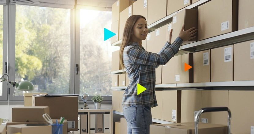 empreendedora verificando como usar p ERP na gestão financeira para transportadora