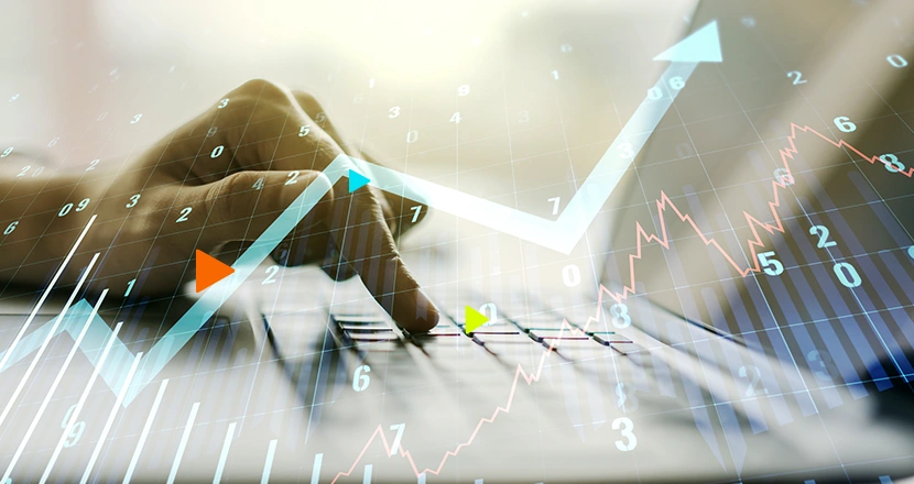 usuário utilizando o notebook para verificar os indicadores de performance com erp