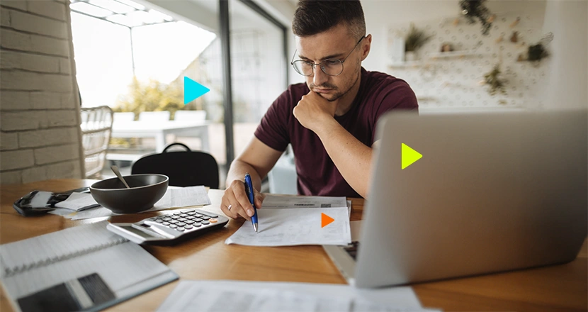 empreendedor verificando como ira parcelar a divida do mei