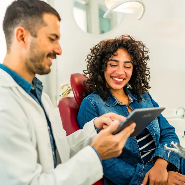 Consultório médico durante atendimento
