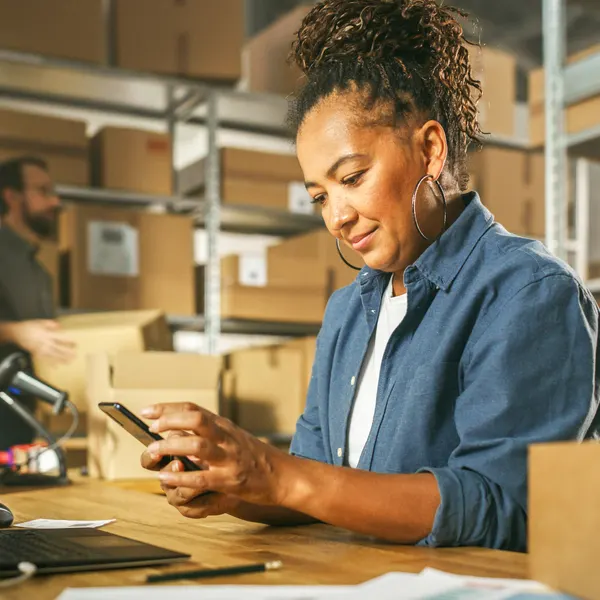 Empreendedor de e-commerce embalando produtos