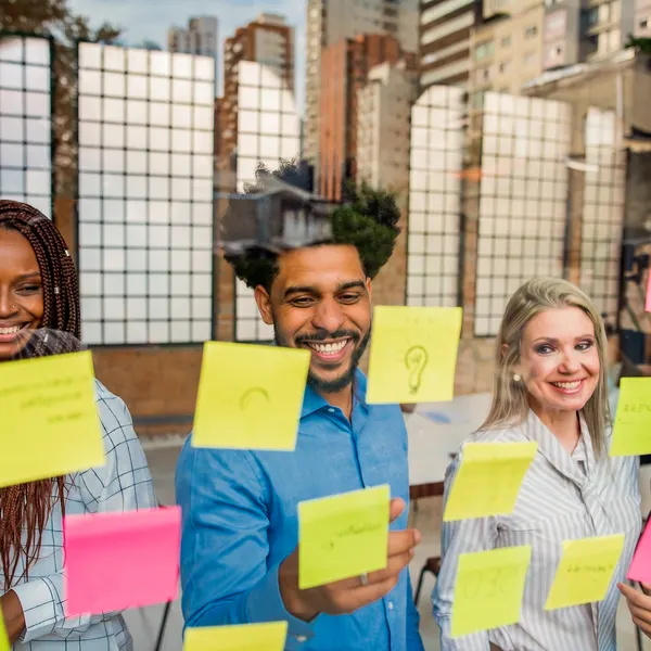 Equipe de agência de marketing planejando campanha